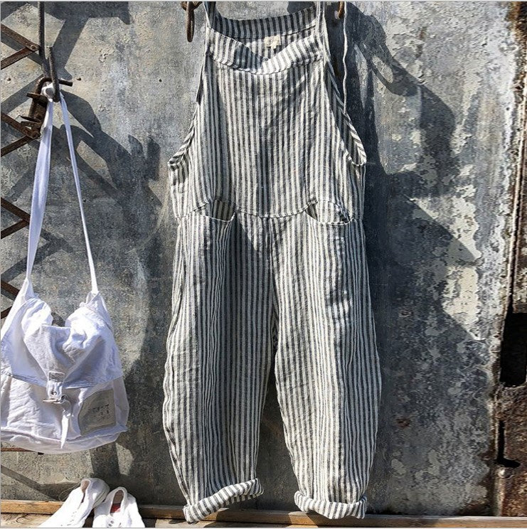 Modischer Damen Overall mit schickem Streifenmuster. Ein vielseitiger Freizeit-Einteiler für den Sommer.