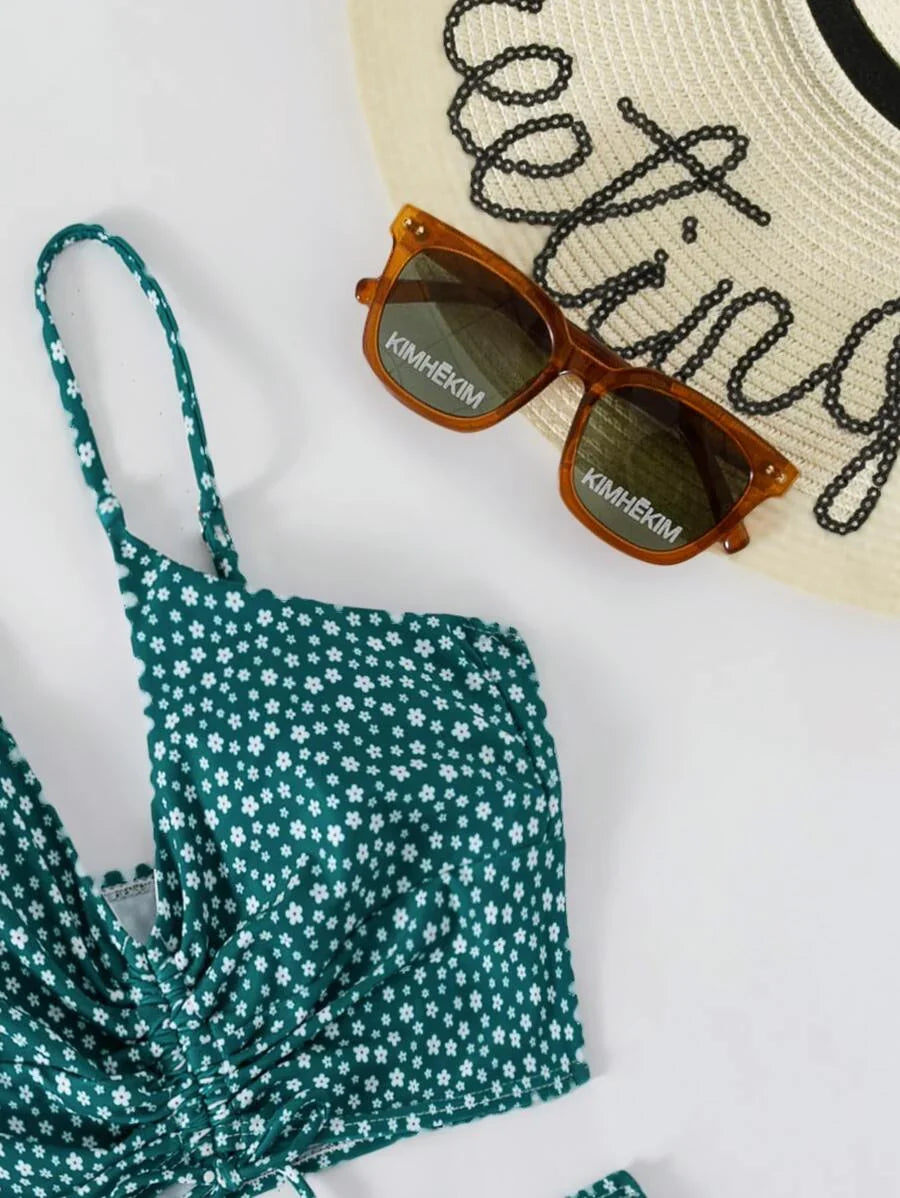 Modischer Damen Bikini, Zweiteiler mit Blumenmuster. Ideal als Sommer Bikini Bademode für Strand & Pool.