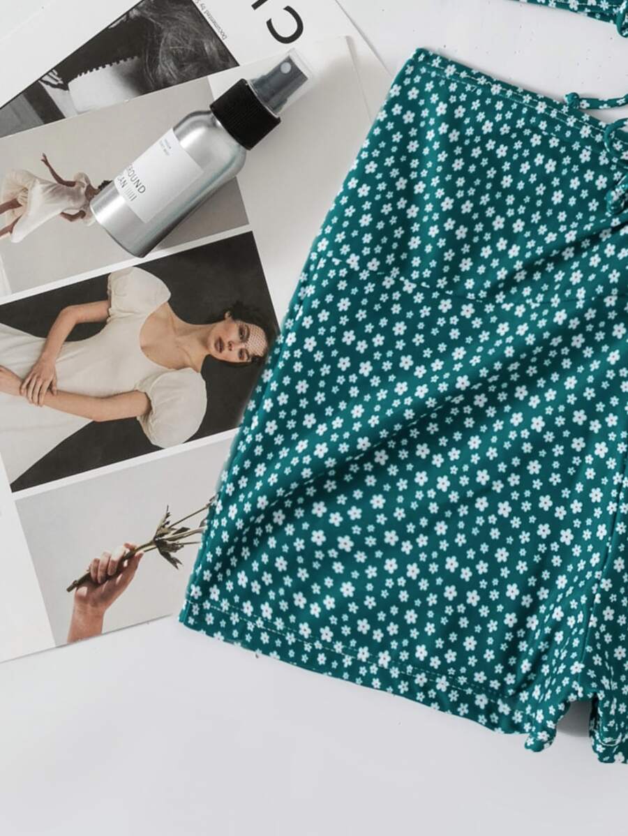 Rückenansicht des verstellbaren Damen Sommer Bikinis mit Blumenmuster, Zweiteiler für Strand & Pool.