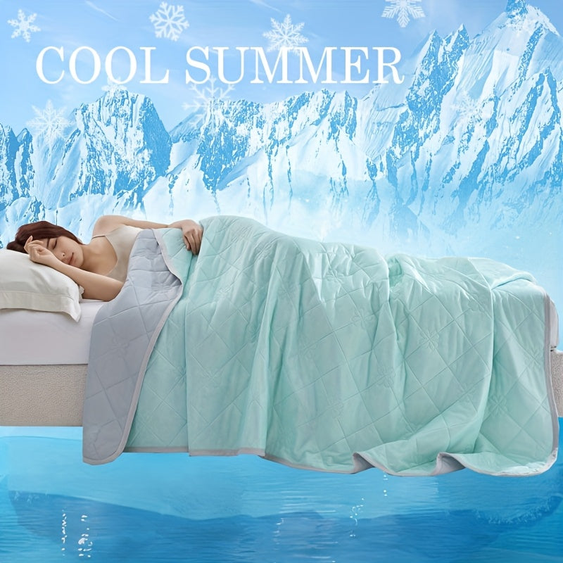 Elegante Kühlende Sommerdecke auf einem Bett, für luxuriösen Schlafkomfort & erholsame Nächte.