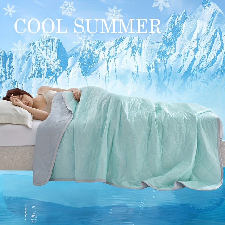Elegante Kühlende Sommerdecke auf einem Bett, für luxuriösen Schlafkomfort & erholsame Nächte.