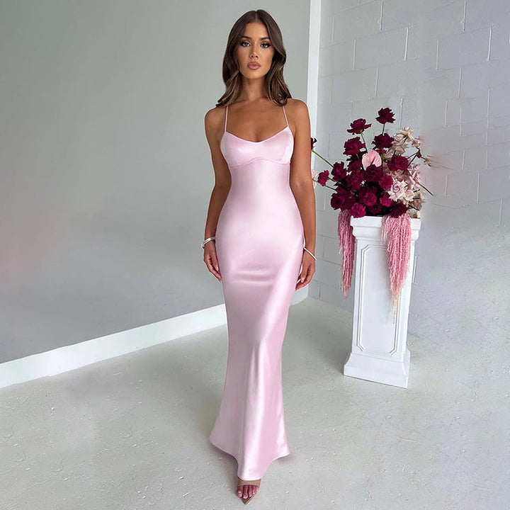 Schickes figurbetontes Damen-Abendkleid mit feinen Spaghettiträgern. Elegantes Festkleid für Gala & besondere Anlässe.