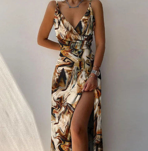 Figurbetontes langes Damen-Abendkleid mit tiefem Wickelausschnitt und seitlichem Schlitz für femininen Look.