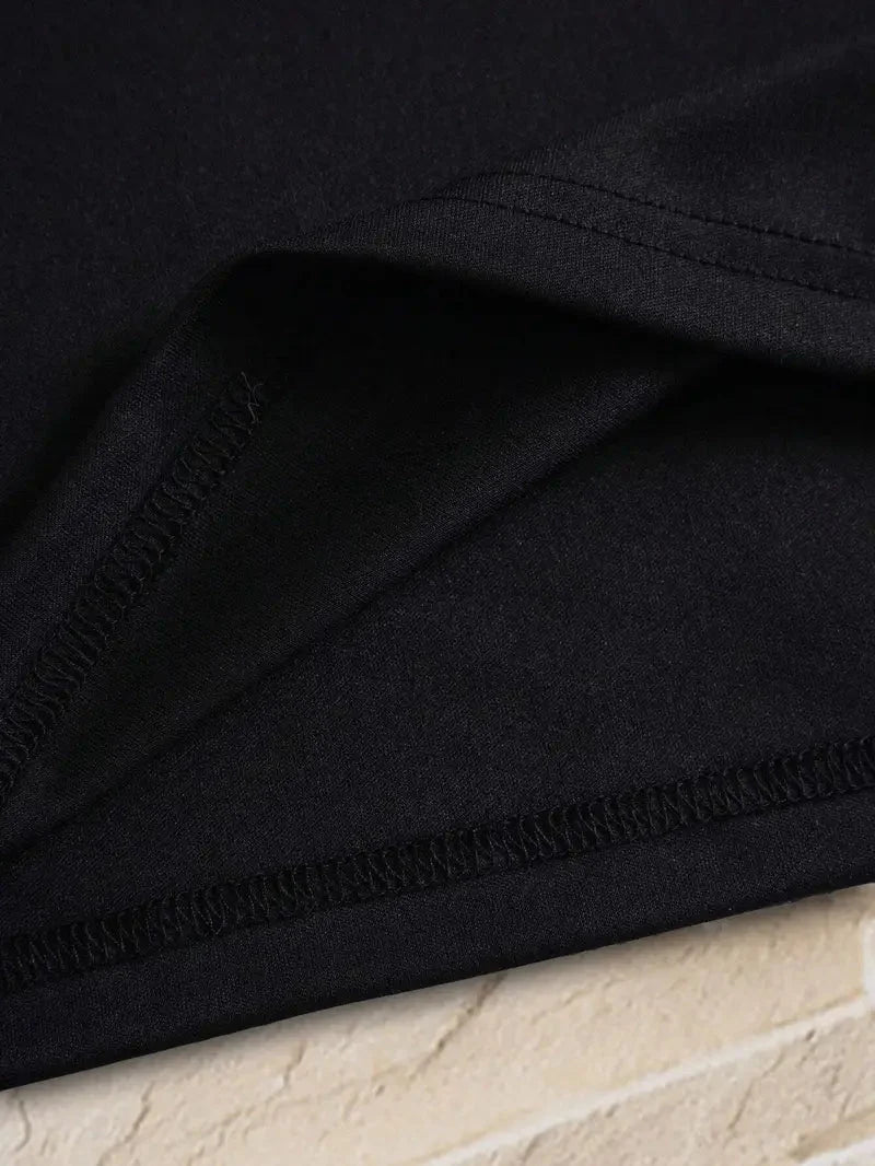 Weißes Slim Fit Kurzarmshirt, V-Ausschnitt, flach gelegt, zeigt die Stoffstruktur.