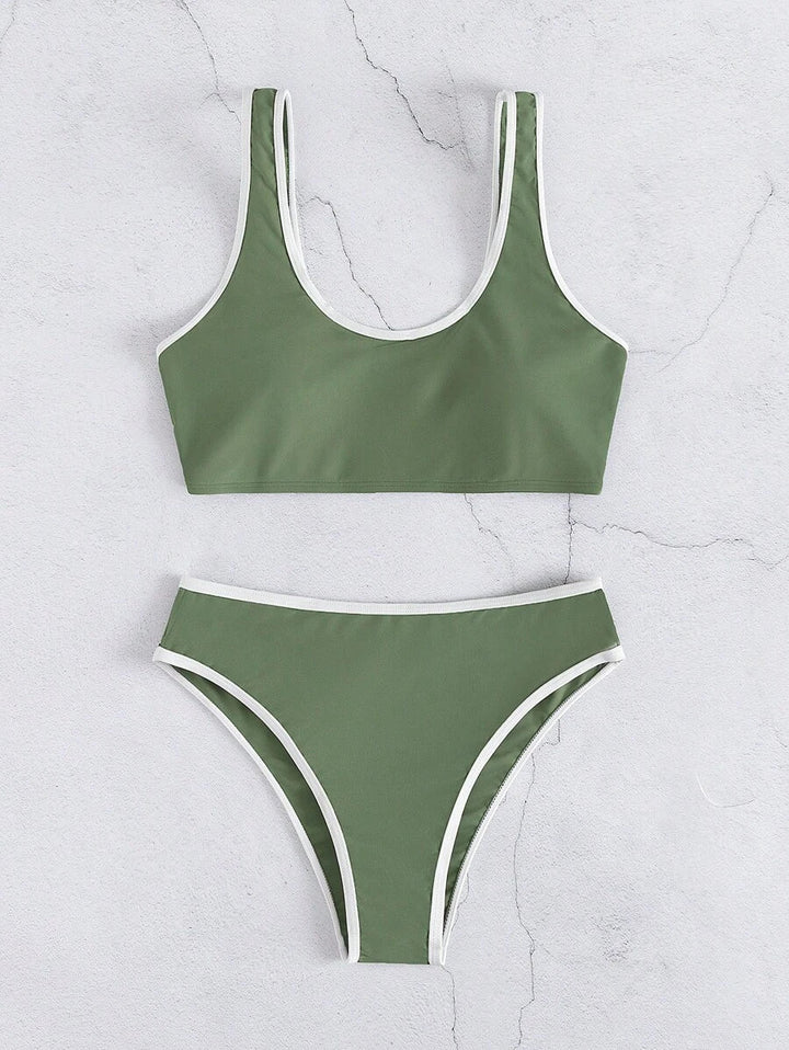 Stylisches Damen Bademode Set im Linienstil, ein moderner Zweiteiler Bikini.