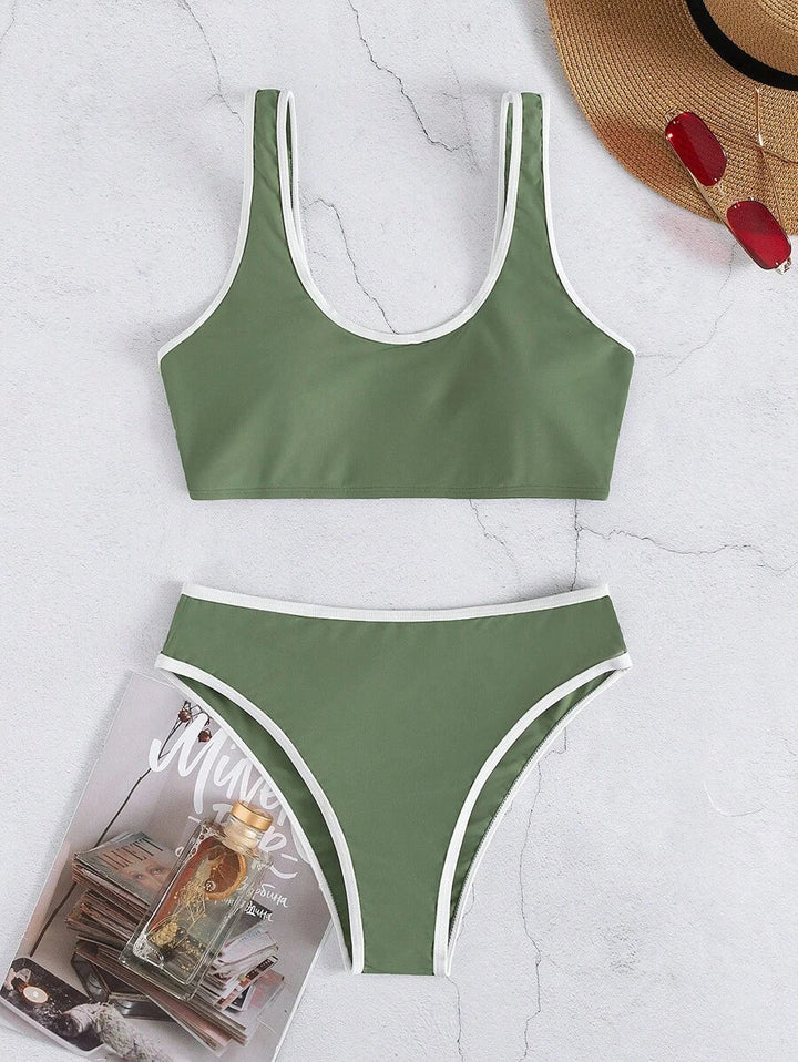 Eleganter Damen Bikini im Linienstil, perfekte Strandmode für entspannte Tage am Pool.