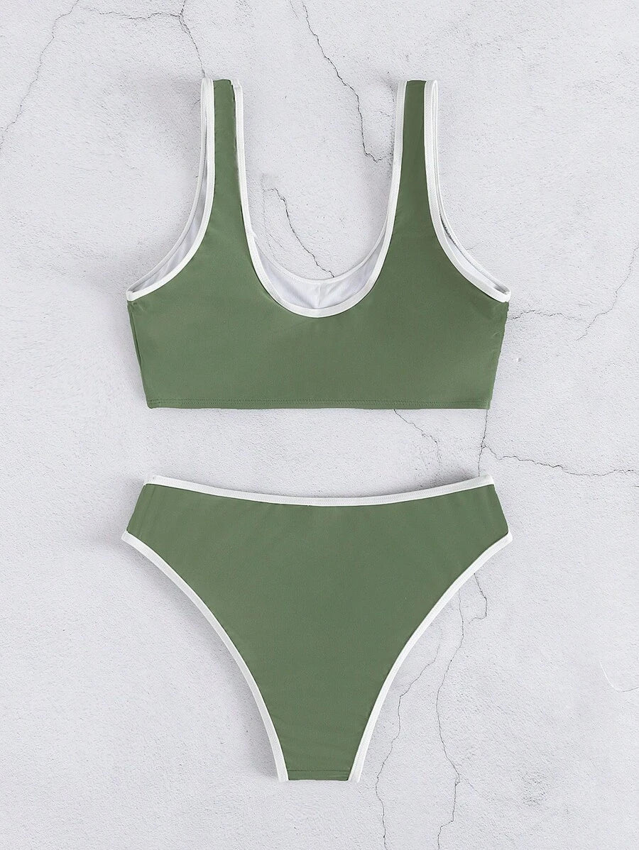 Komfortables, sportliches Damen Linienstil Bikini Set für aktive Tage am Wasser.