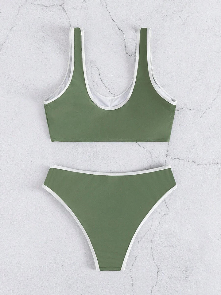 Komfortables, sportliches Damen Linienstil Bikini Set für aktive Tage am Wasser.