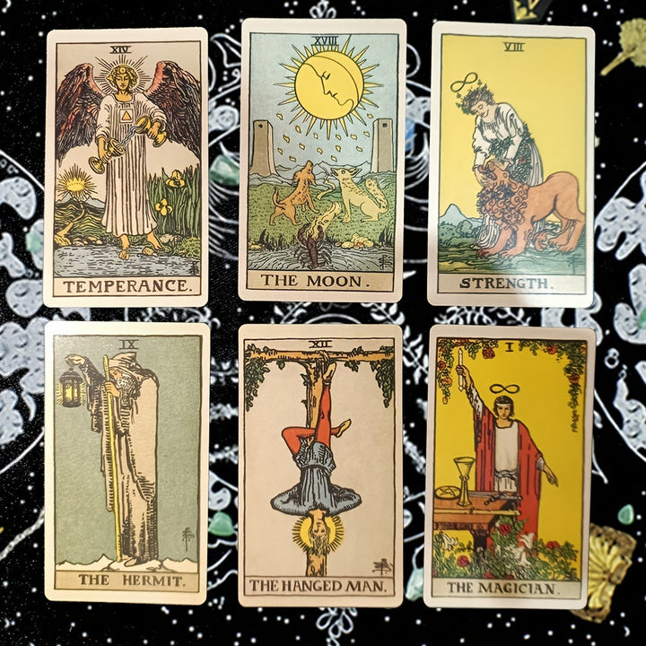 Nahaufnahme einer wunderschön illustrierten Tarotkarte aus dem 78-Karten Klassischen Tarotdeck für Meditation & Weisheit.