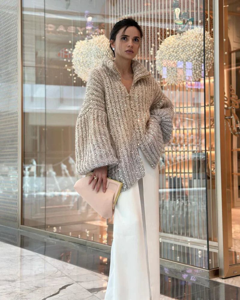Lässiger Chic Damen Pullover mit glänzenden Pailletten und V-Ausschnitt, kombiniert Eleganz mit hohem Tragekomfort.