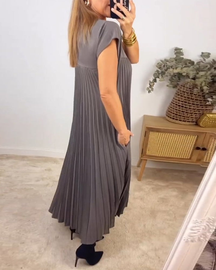 Fließendes gelbes plissiertes Damen Maxikleid in Bewegung, elegantes Sommerkleid.
