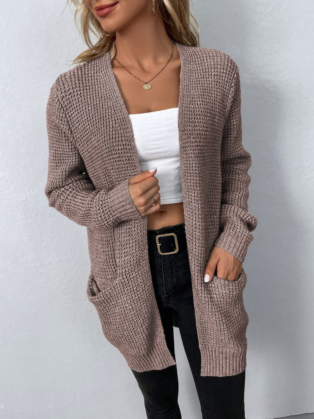 Elegante Damen Cardigan in neutraler Farbe, vielseitig kombinierbar für entspannte Tage oder schicke Outfits.