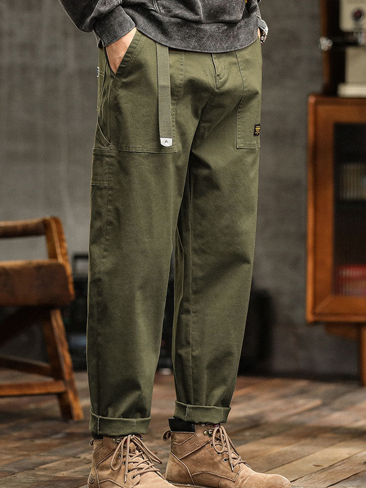 Robuste Herren Cargohose in Armeegrün. Bequeme Alltagshose mit mehreren praktischen Taschen.