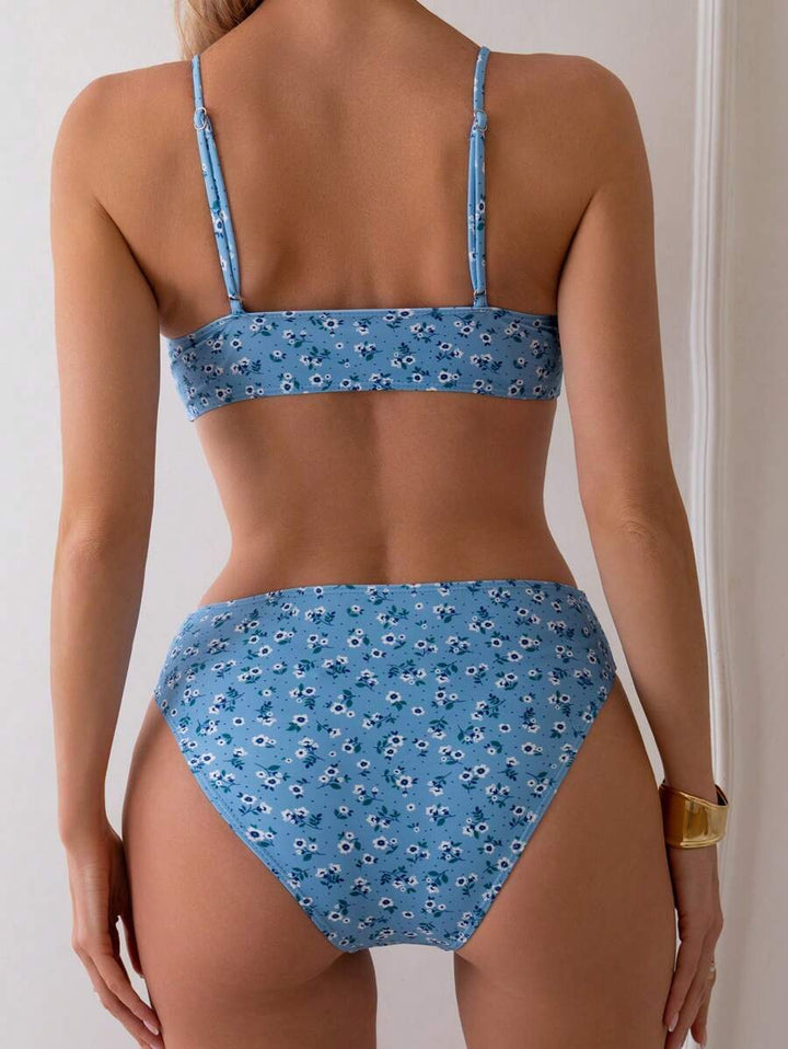 Elastischer Damen Bikini Zweiteiler mit Blumenmuster, high waist. Bügellose Strandmode für den Sommer.