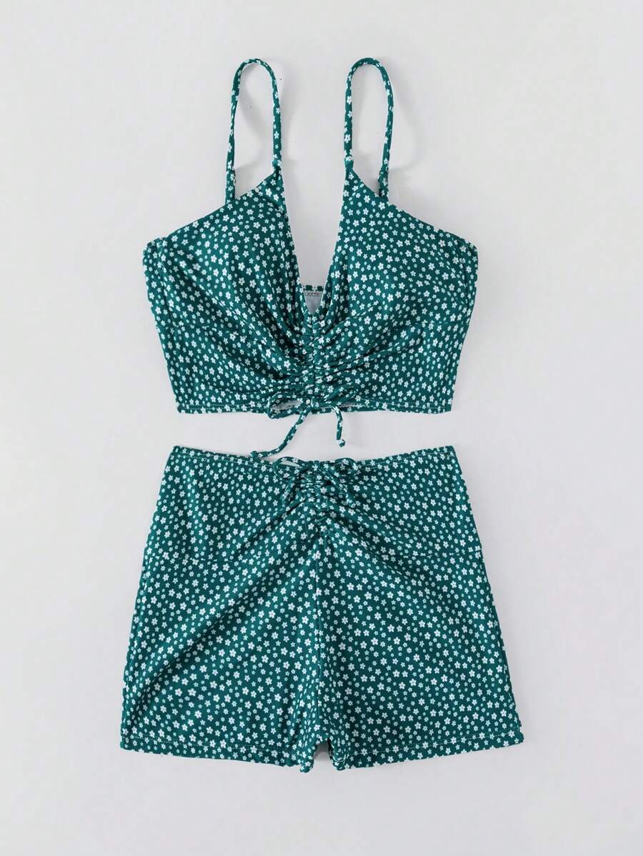 Nahaufnahme des farbenfrohen Blumenmusters auf dem Damen Sommer Bikini, stilvolle Bademode für den Urlaub.