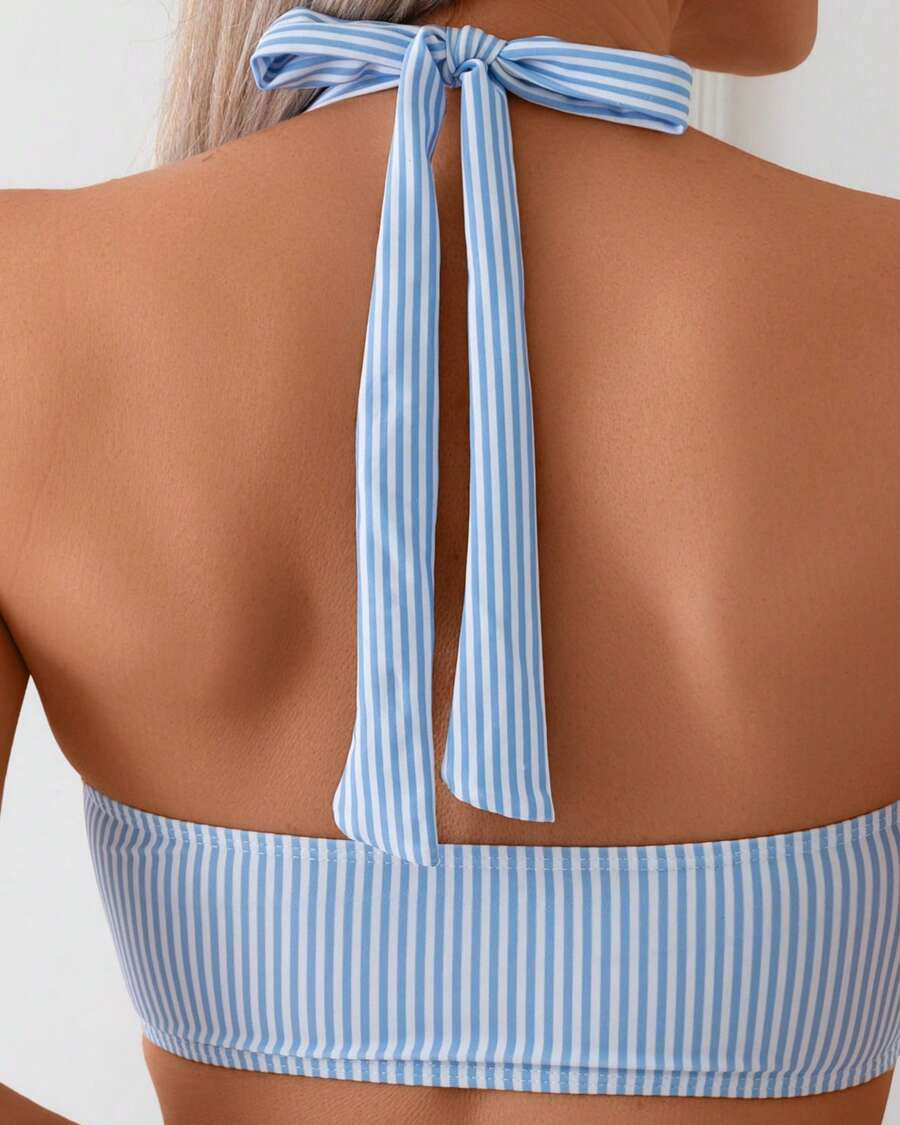 Trendiger Damen Bikini im Bandeau-Schnitt, gestreiftes Design für den Sommerurlaub.
