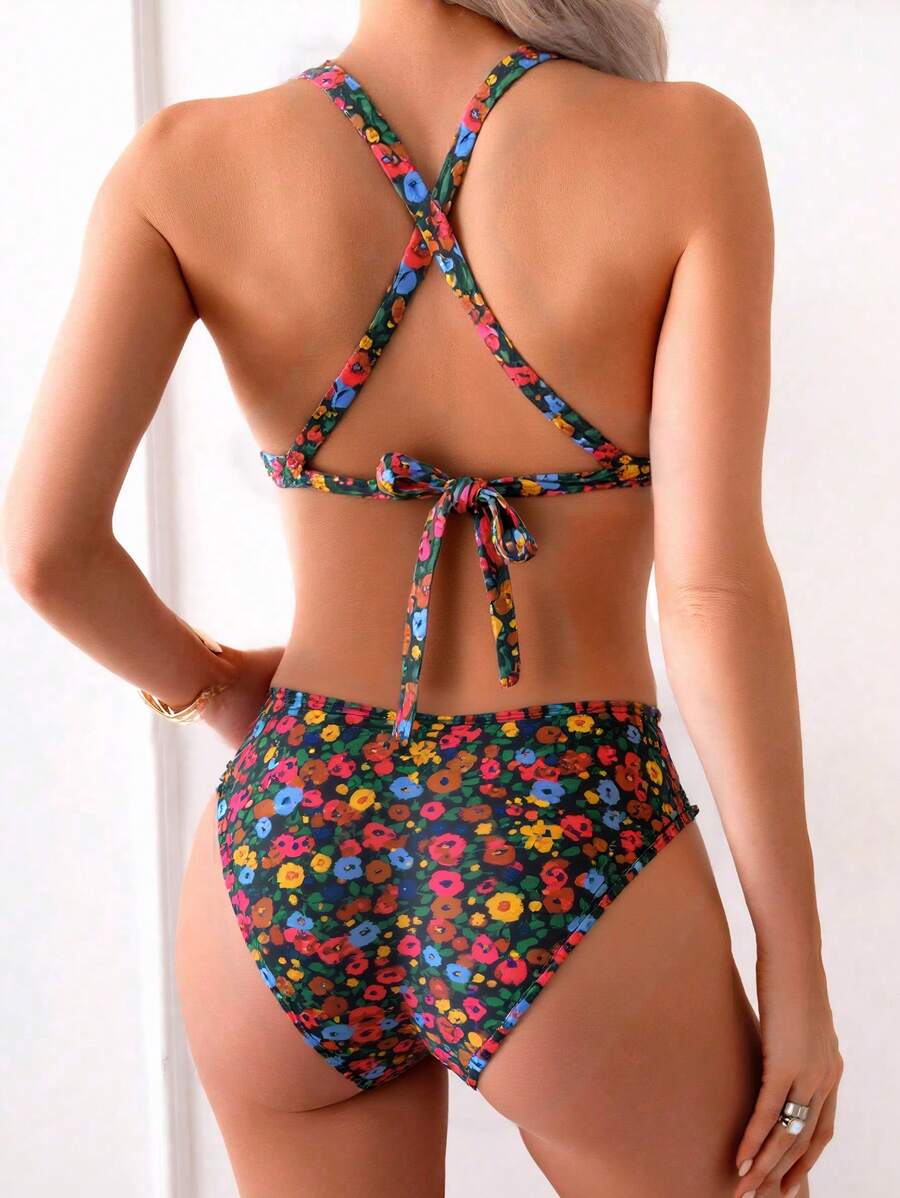 Stilvolles Damen Halterneck Bikini Set mit V-Ausschnitt und Blumenmuster.