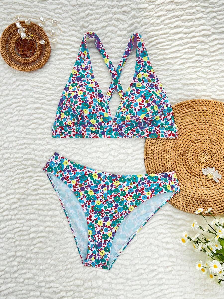 Modische Damen Bademode mit Blumen: Bikini Zweiteiler, Halterneck, V-Ausschnitt.