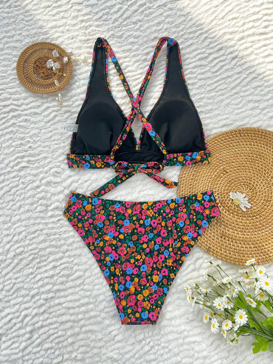 Damen Bademode Set: Blumen Bikini, Halterneck, V-Ausschnitt, stilvoll.