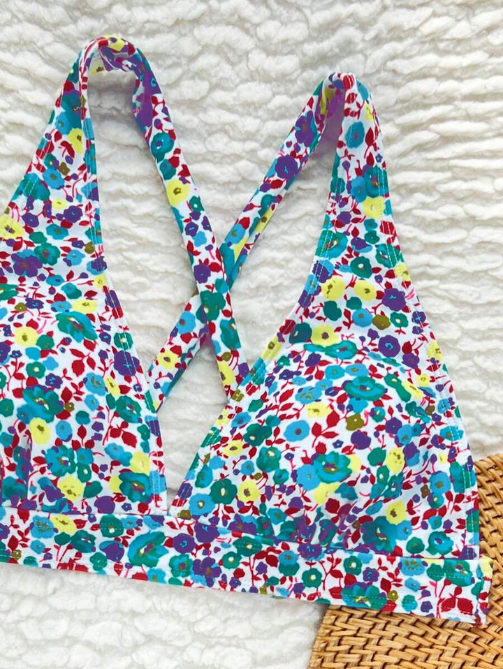 Perfekter Damen Halterneck Bikini mit Blumenmuster und V-Ausschnitt für Urlaub.