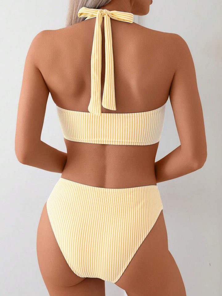 Damen Bandeau Bikini mit gestreiften Details, perfekt für heiße Sommertage am Wasser.
