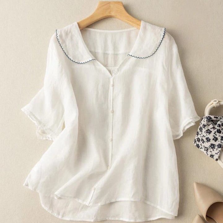 Zeitlose Damen Kurzarm-Bluse mit elegantem Wellenkragen. Bietet bequemen, modischen Stil für Freizeit und Frühling.