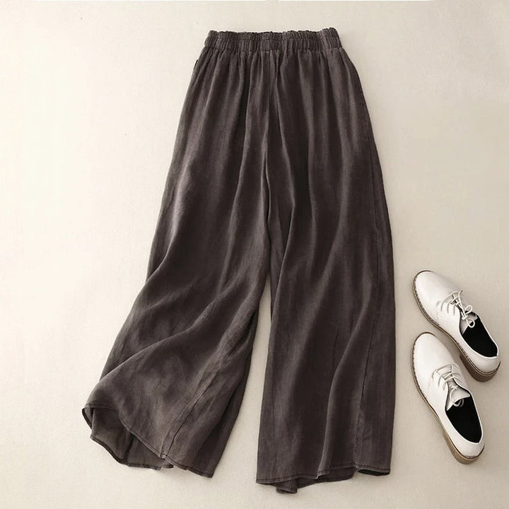 Frau trägt leichte Damen Leinenhose mit geradem Bein, perfekt für entspannte Sommertage.