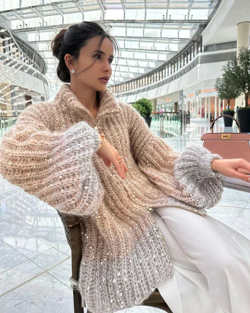 Moderner Damen V-Ausschnitt-Pullover mit funkelnden Pailletten, ideal für Abendmode oder elegante Tages-Looks.