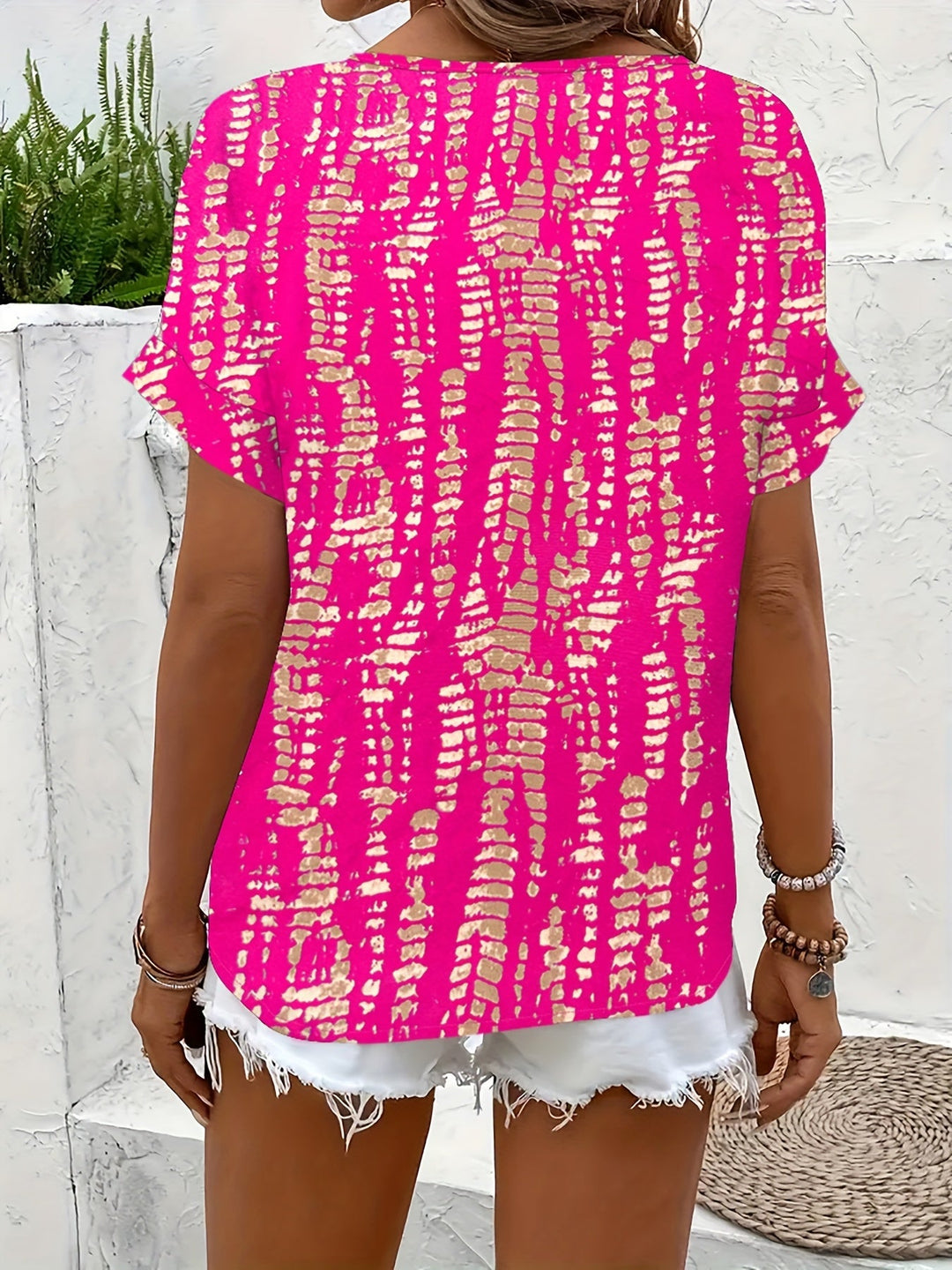 Casual-Chic Damenbluse mit modernem Print und Kurzarm. Ideal für stilvolle Sommeroutfits.