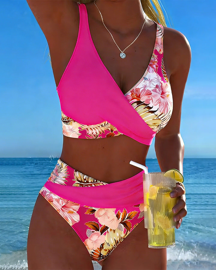 Damen Bikini Set mit auffälligem Blumenmuster, ideal für sonnige Tage am Wasser.