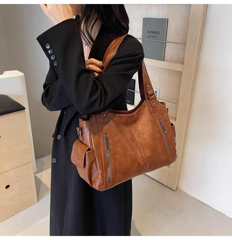 Praktische Damen Handtasche in Braun. Vielseitig als Schultertasche oder kleine Reisetasche.