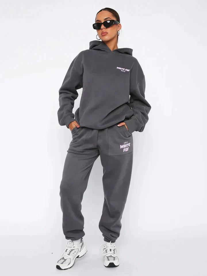 Frau in bequemem Damen Sportset beim Yoga; ideal für Fitness, Workout & Athleisure.