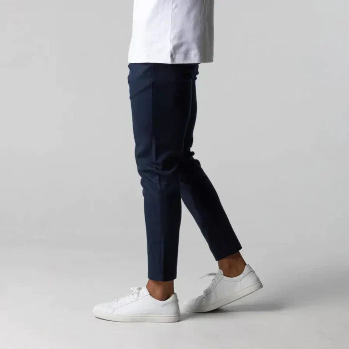 Dunkelblaue Herren Chino, casual & business. Bequeme Stoffhose mit modernem Schnitt, vielseitig einsetzbar.