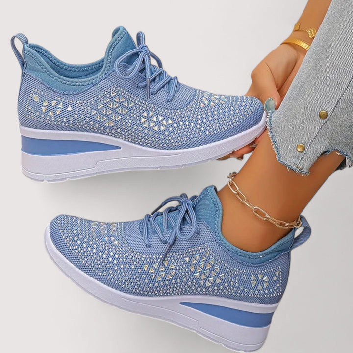Damen Glitzer Sneaker mit passenden Socken, bereit für bequemen Freizeit-Look. Rutschfest & stylish.