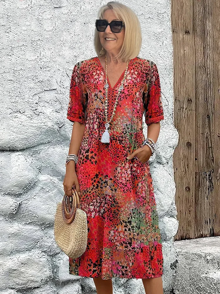Elegantes Sommerkleid für Damen mit tiefem V-Ausschnitt und farbenfrohem Blumenprint.