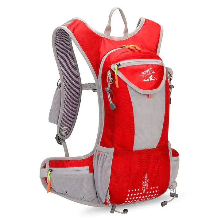Seitenansicht des robusten Wanderrucksacks mit Flaschenhalter und 2L Trinkblase für Outdoor-Reisen.