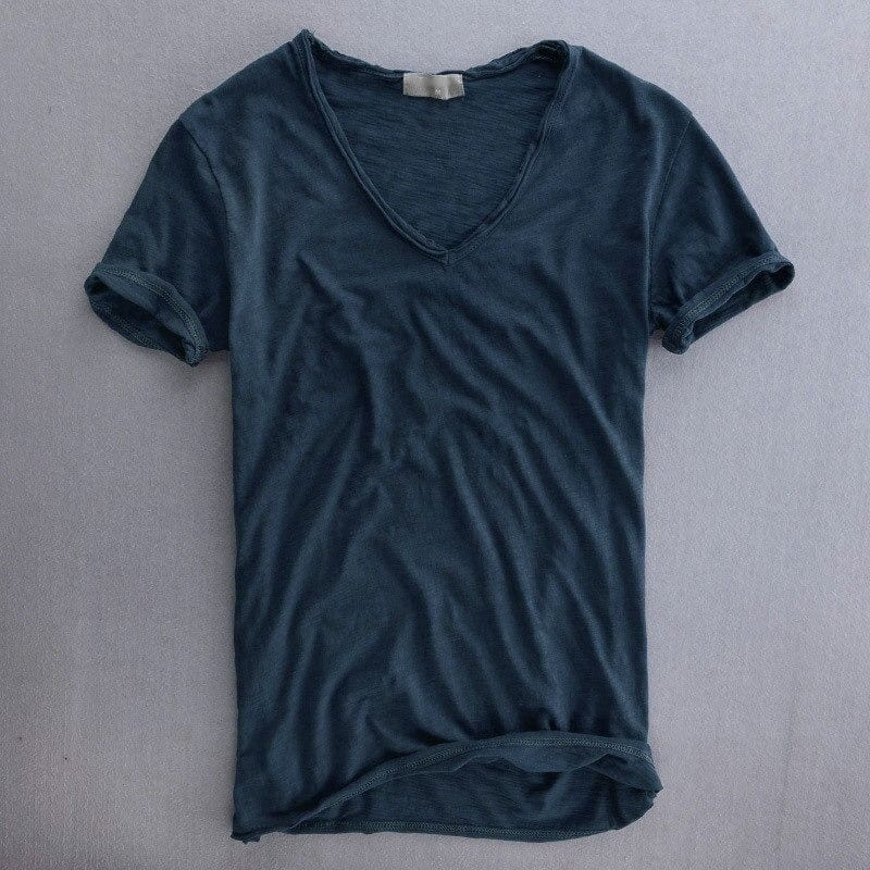Herren Kurzarm T-Shirt mit V-Ausschnitt, optimal für Freizeit und Alltag. Moderner, lässiger Stil.