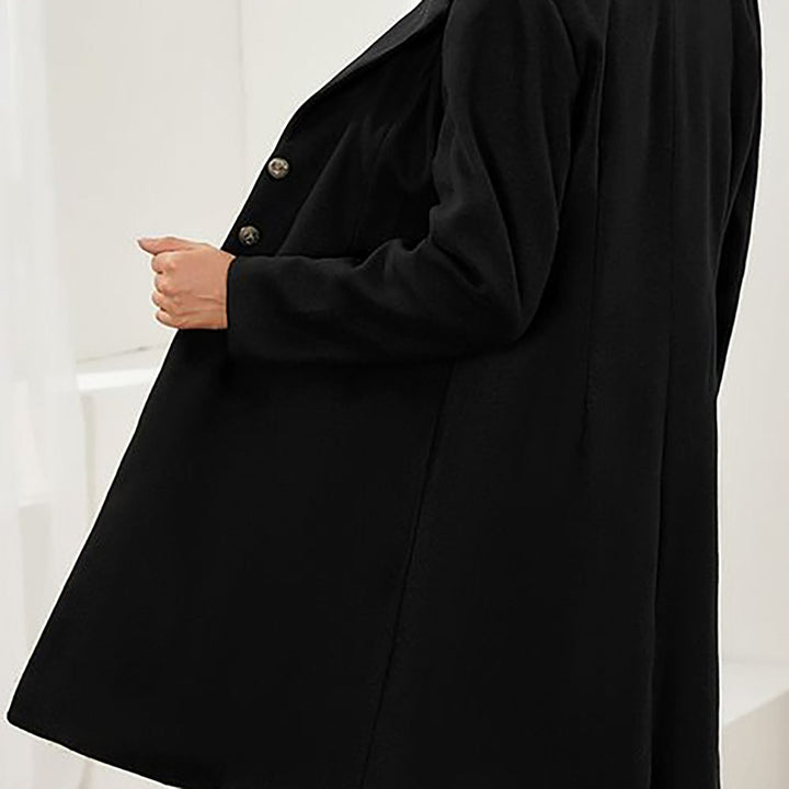 Damen-Mantel im Winter-Look, elegant und mit figurbetonter Silhouette. Ideal für Herbst- & Wintermode.