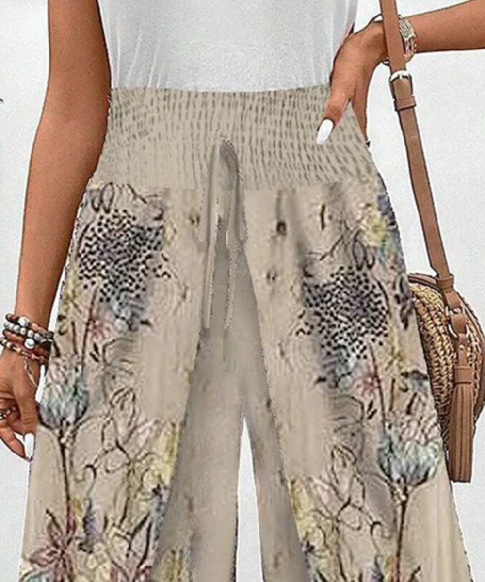 Elastische Damen Freizeithose in Aprikose mit floralem Muster; perfekt für entspannte Tage & Urlaub.