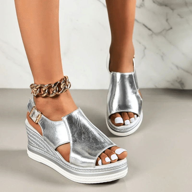 Elegante silberne Damen Plateausandalen, orthopädisch mit Keilabsatz für Komfort.