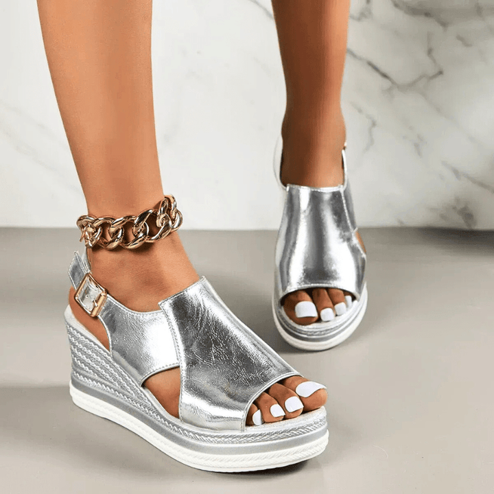 Elegante silberne Damen Plateausandalen, orthopädisch mit Keilabsatz für Komfort.