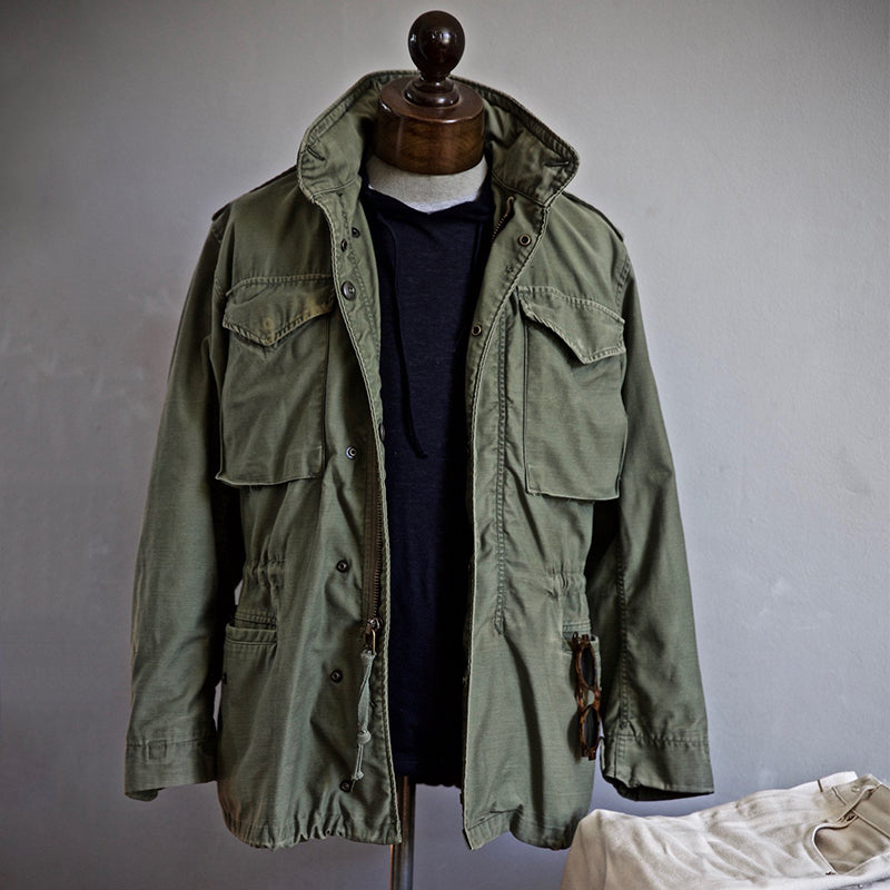 Strapazierfähige Herren Feldjacke mit Kapuze, schwarz, wetterfest, perfekt für Outdoor und Freizeit.