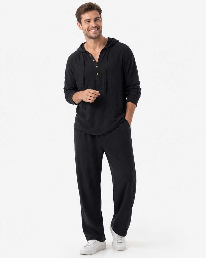 Stylisches Sommer-Freizeitoutfit für Herren: Kapuzen-Shirt & passende Shorts, atmungsaktiv & leicht.