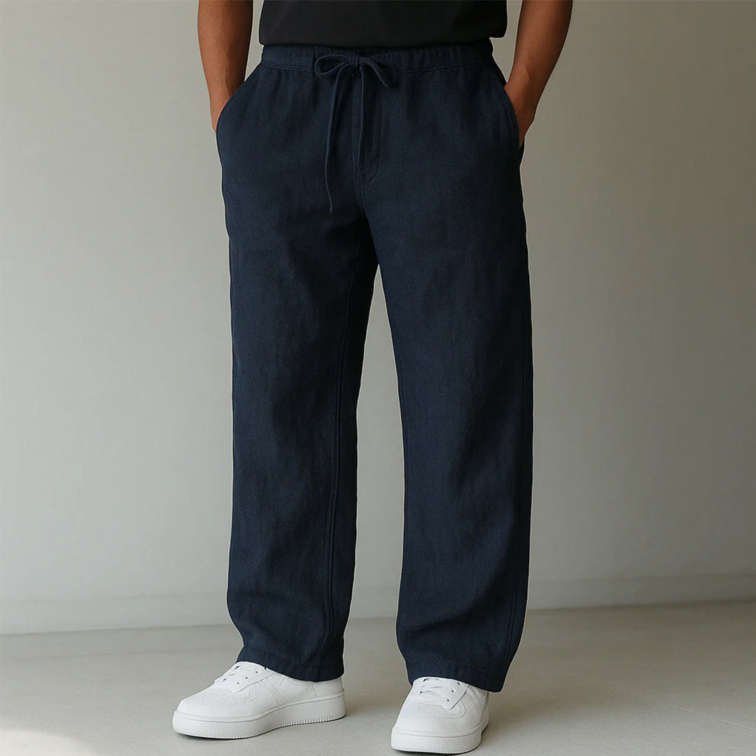 Moderne Herrenhose mit geradem Schnitt, elastischem Bund und Seitentaschen für besten Komfort. Ideal als Freizeithose.