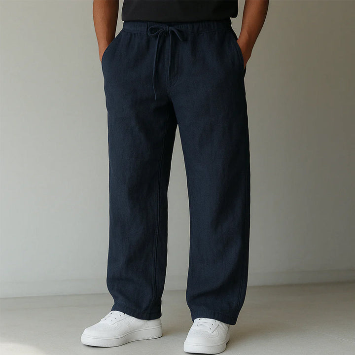Moderne Herrenhose mit geradem Schnitt, elastischem Bund und Seitentaschen für besten Komfort. Ideal als Freizeithose.