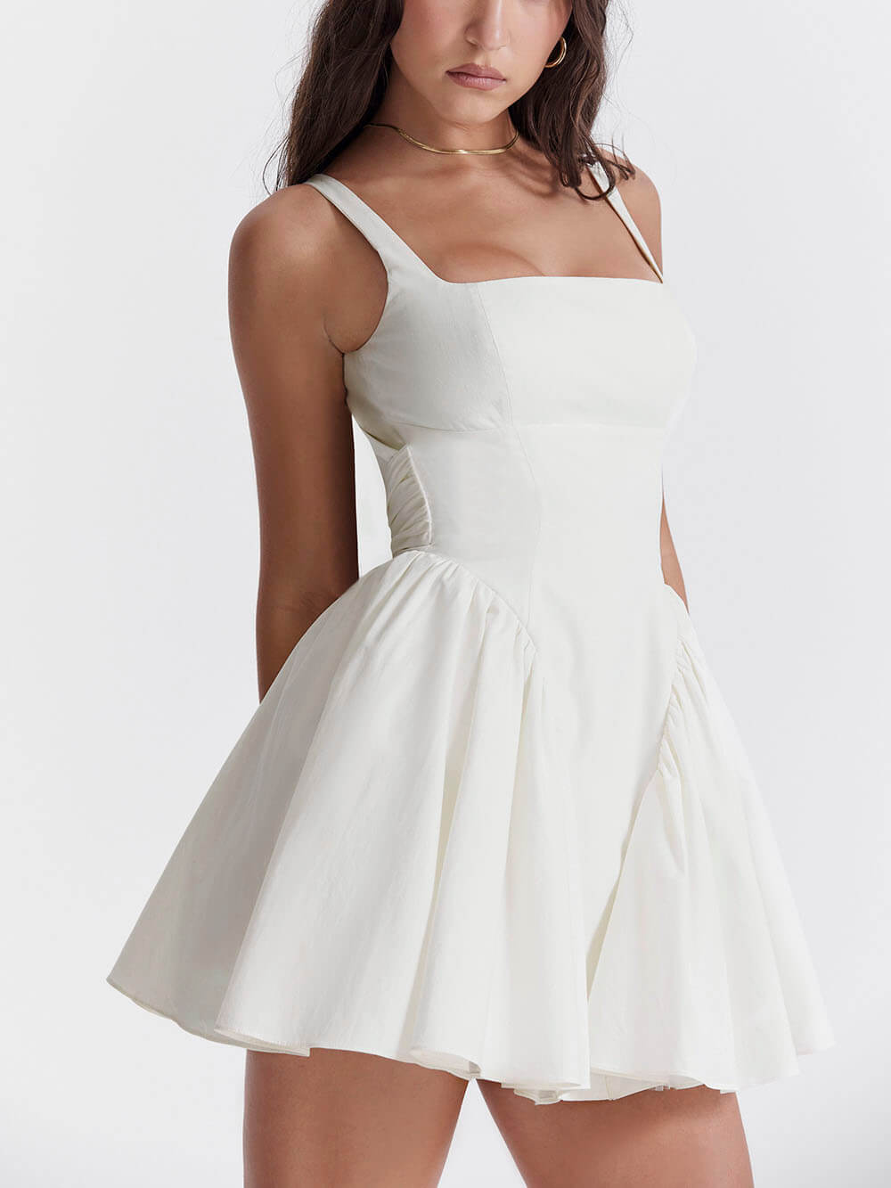 Festliches weißes A-Linien Minikleid für Damen, ärmellos mit zartem Schleifendetail. Ideal als kurzes Partykleid.