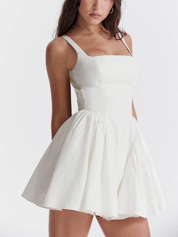 Festliches weißes A-Linien Minikleid für Damen, ärmellos mit zartem Schleifendetail. Ideal als kurzes Partykleid.