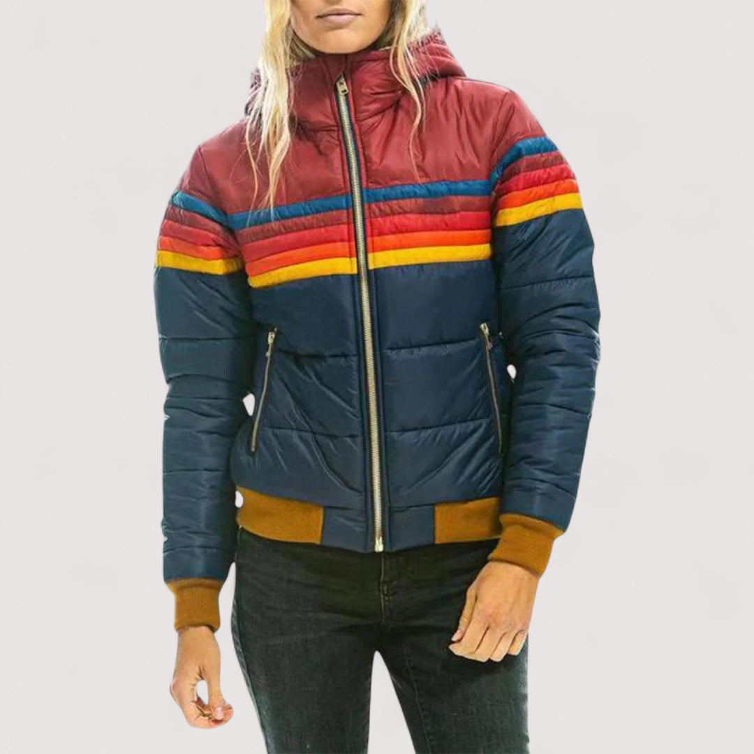 Stilvolle Damen Übergangsjacke mit Kapuze. Wasserdicht, leicht & atmungsaktiv – ideal für aktive Frauen.