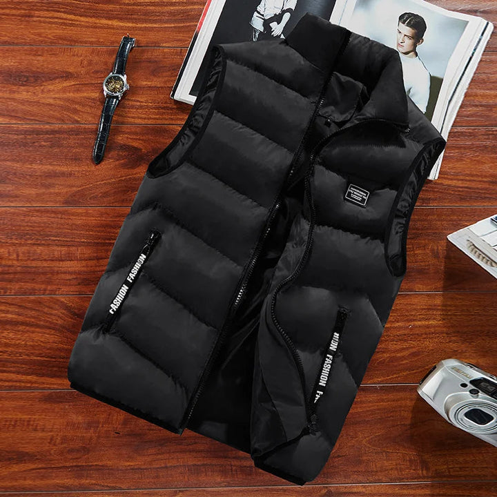 Nahaufnahme des Herren Winter Bodywarmers, zeigt das warme, gesteppte Material für maximalen Komfort und Kälteschutz.