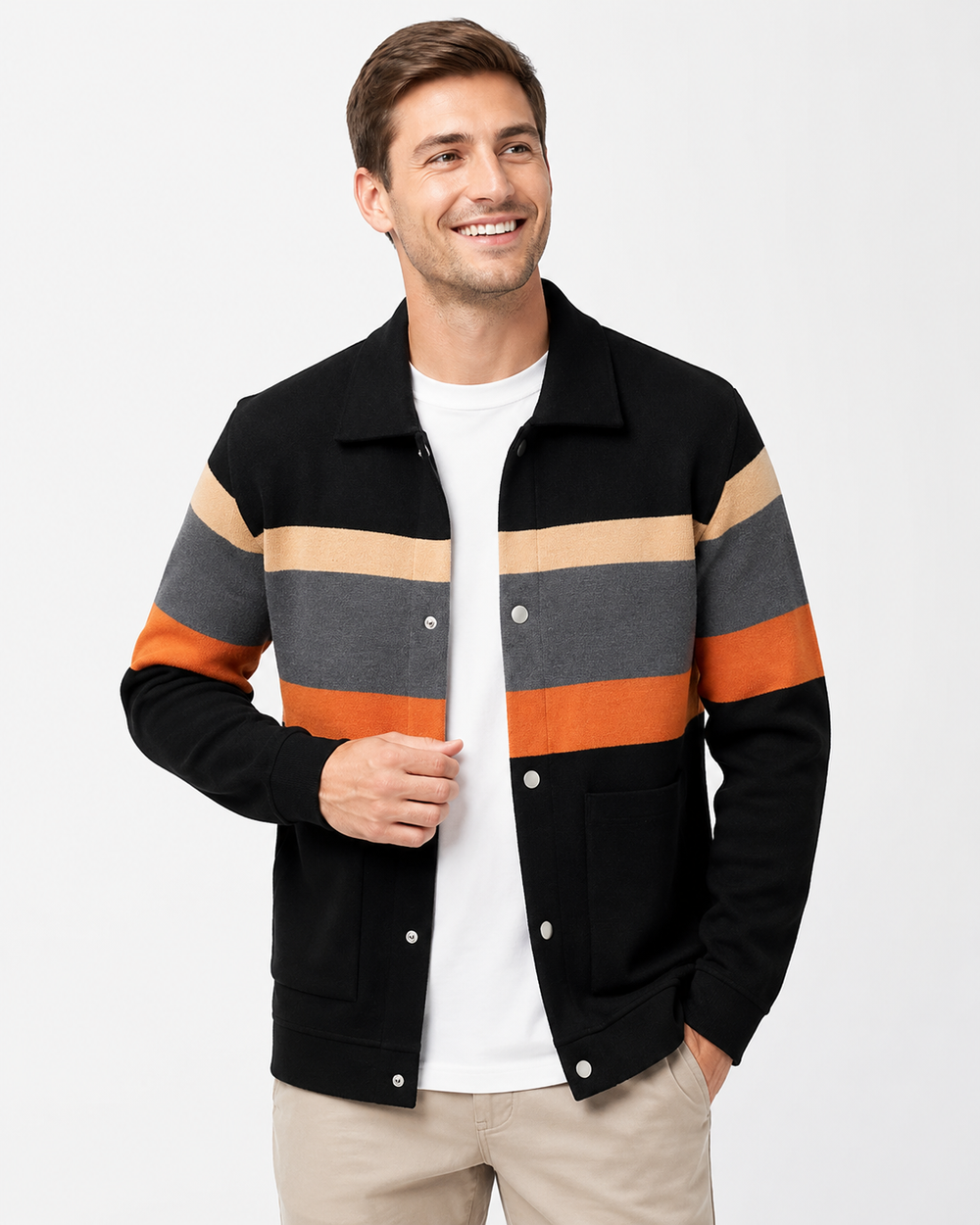 Komfortable Herren Strickjacke im modernen Streifen-Design. Perfekt als stylischer Mantel für Freizeit und Herrenmode.